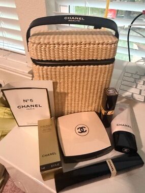 CHANEL Les Beiges Makeup Set in Beige and Black